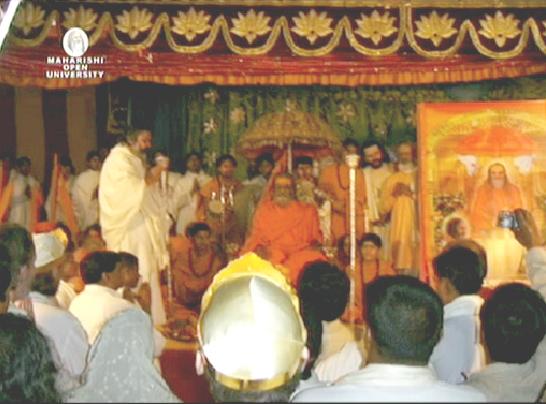 Shankaracharya.png - The Shankaracharya of Jyotir Math, Swami Vasudevanand Saraswati Maharaj, blesses an assembly gathered at the Kumbha Mela at Prayag, Allahabad, and speaks in honour of Maharishi.
