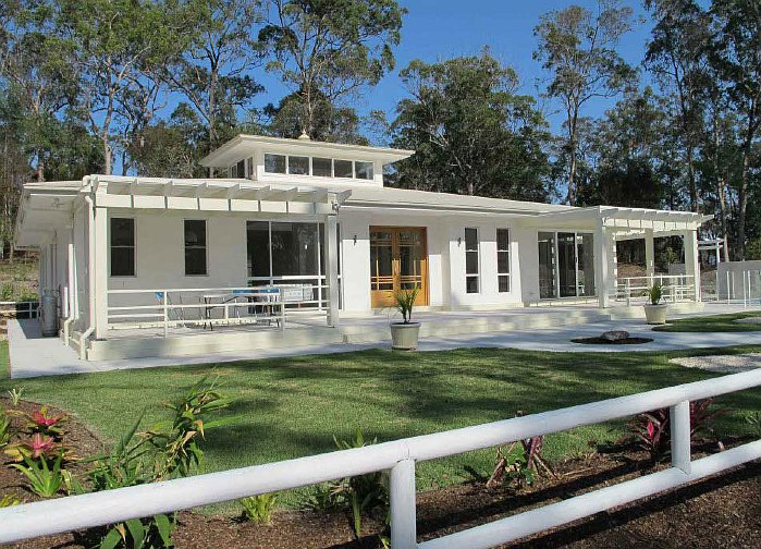 avastu2.jpg - Sitting on five acres of semi-tropical Australian rainforest, the site was chosen for its climate as well as the flora and fauna. Many native orchids, tree ferns, and grass trees, as well as over 100 species of birds inhabit the property.