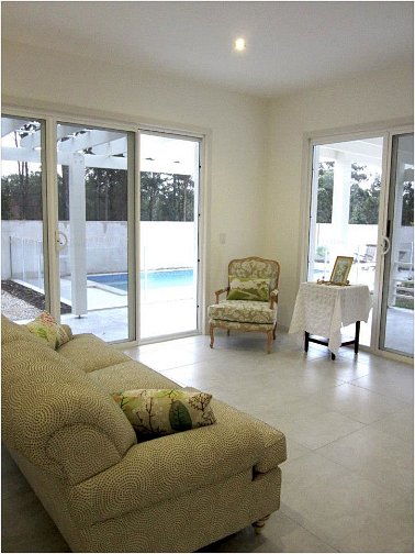 avastu7.jpg - The owners write that the home ''has a . . . transparent feeling with light penetrating at every angle. It is pristine and modern, but evokes timelessness and grandeur. . . .?
