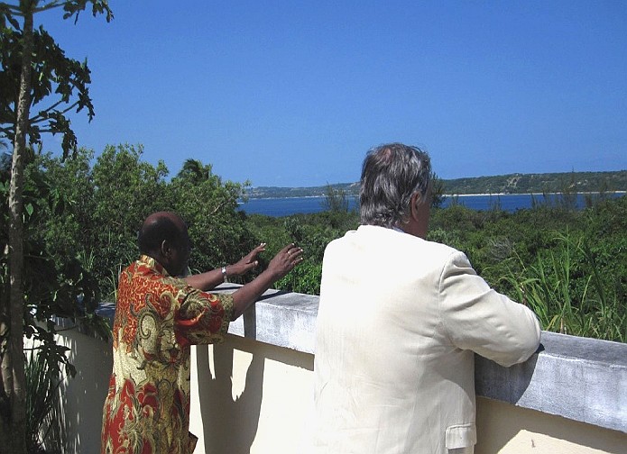 MorrisChissanolooking-out.jpg - Mozambique: Former President Chissano and Dr Bevan Morris discussed the consciousness-based school soon to be constructed in Maputo.