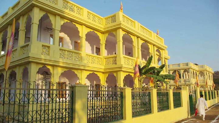 44_building.jpg - Residence of administrators of the Transcendental Meditation Programme in India.