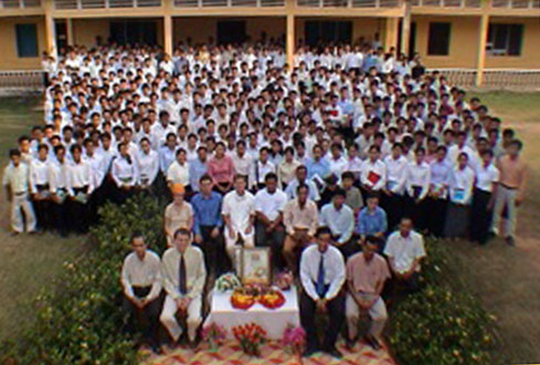 MVU-Graduating-Class-of-2002.jpg - The graduating class of 2002 of Maharishi Vedic University in Cambodia. The curriculum was expanded and enriched over the years with 200 to 300 students graduating every year. MVU now includes two satellite campuses in rural locations. Graduates are often recruited into the government or go into private businesses and experts in the four year sustainable agriculture programme find ready employment.