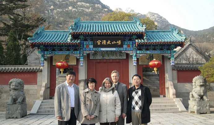 15China.jpg - Dr Richard Beall, Director of the Maharishi School of the Age of Enlightenment in Fairfield, Iowa, and his wife Andrea Beall participated in 15 school fairs in 10 Chinese cities. Here they visit a Daoist temple with the principal and director of schools interested in Consciousness-Based Education.