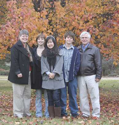 32MSAE.jpg - Parents and boarding hosts with Chinese student in Fairfield, Iowa, USA. The majority of parents met during the education tour of China favoured their children boarding in households rather than dorms.