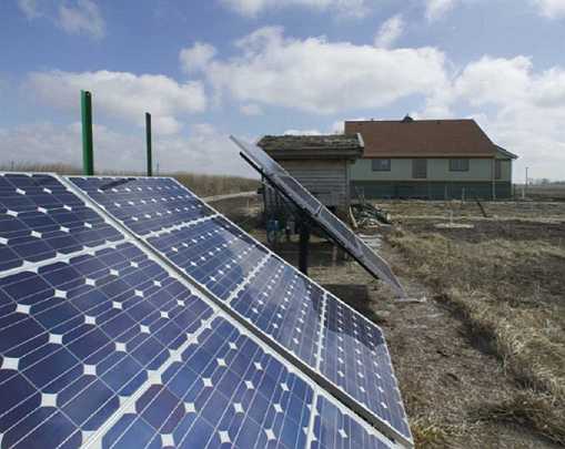 85.2.jpg - When this first house in Abundance EcoVillage was being built, many photovoltaic panels were erected to generate electricity for construction.