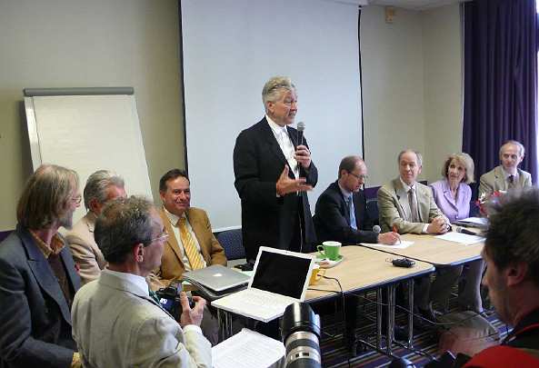 04.jpg - At a press conference in Lille, France, Dr David Lynch explained how the Quiet Time programme in schools dramatically reduces incidents of violence among students. The presentation received extensive media coverage as it coincided with a Paris conference attended by government ministers and educators on solving the problem of violence in schools.