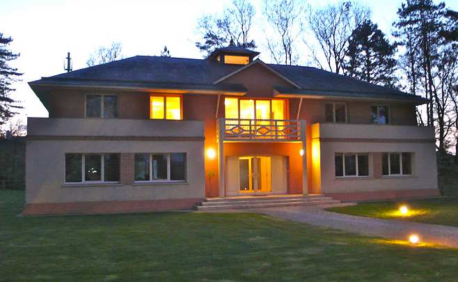 11.jpg - The tour continued from this beautiful Vastu house near Nantes, by the Loire River in western France. At the end of every talk on the tour a lovely song was played, composed and sung by Raj Rajeshwari Emily Levin, the sister of Dr Susie Dillbeck.