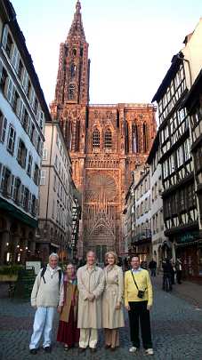 20.jpg - Tour members in front of the grand cathedral in Strasbourg with Jean Pierre Denis and his wife.