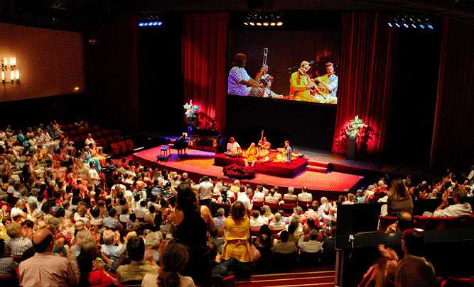 chaurasia3.jpg - The Spring Maharishi Gandharva Veda Music Festival was held 25 April at the best concert hall in Roermond, Holland.