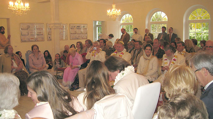 05_687.jpg - The team that realized the project?Dr. Eckart Stein, Lila-Maria Hartmann, Christiane Schuhmann, and Martina Bergmann?were honoured in the inaugural ceremonies. One hundred and twenty people from all over Germany and neighbouring countries attended the dedication of Europe?s first Maharishi Peace Palace.
