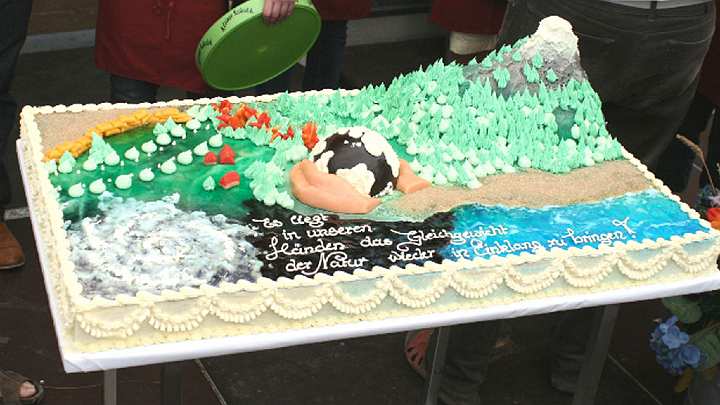 Germany-_05.jpg - Germany: A beautifully decorated cake with the theme of ?Establishing Balance in Nature? was auctioned at the annual 'Open Door Day' at the bakery of Martina Bergmann.
