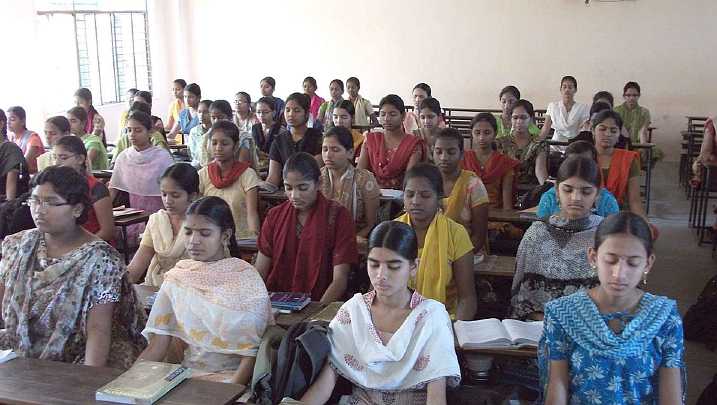 5.jpg - Hyderabad, Madya Pradesh: College students practise the Transcendcental Meditation Programme during class. The ladies wing of the world wide organization teaching the Transcendcental Meditation Programme in India has been active since the mid-1970's.