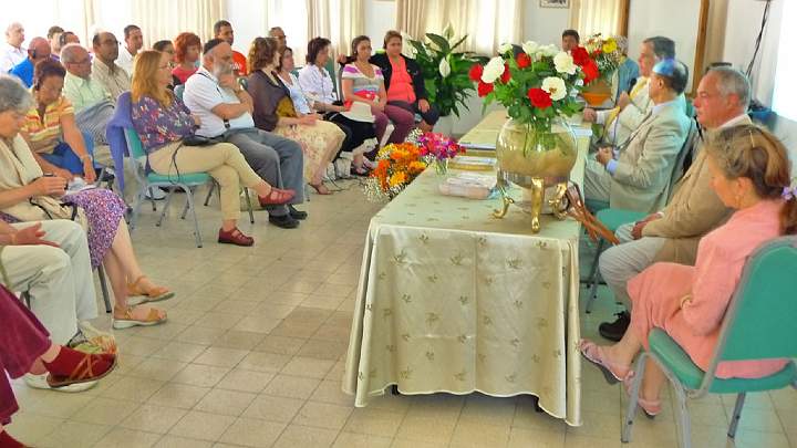 Israel-025s.jpg - During his visit to Israel, Dr Morris, together with Dr Brooks, conducted an assembly for local practitioners of Transcendental Meditation.