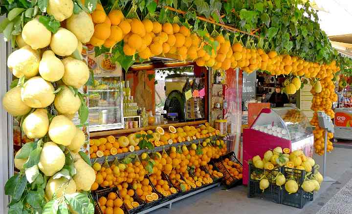 Italy-293.jpg - An abundance of delicious fresh citrus fruit could be found in many of the small markets dotting the streets of Catania.