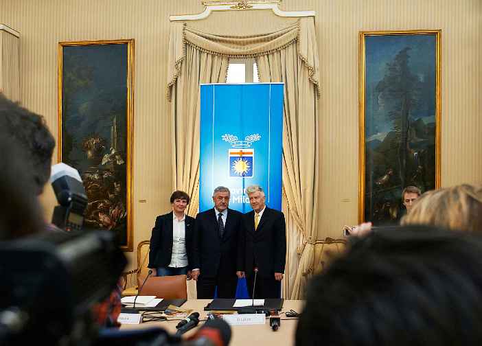 4PressConference2.jpg - A second press conference was held in Milan by Dr Guido Podest�, President, Province of Milan, Dr David Lynch, Dr Mariano Facipiani, Director of the organization teaching the Transcendental Meditation Programme in Italy.