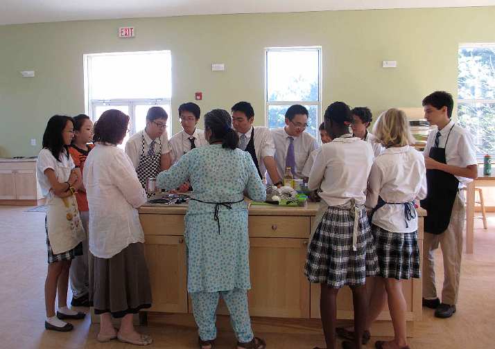 08.jpg - Maharishi School is committed to offering its students the healthiest meal choices possible. To maximize learning and provide the greatest nutritional value, students are encouraged to eat a healthy, organic diet.