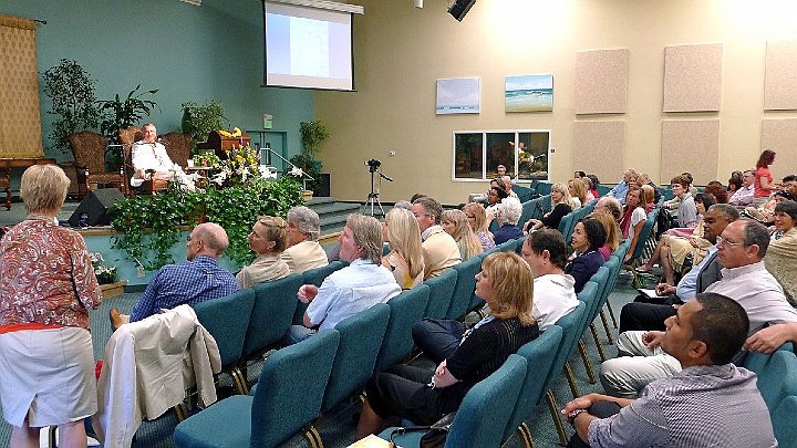 6encinitas.jpg - Half of the meeting in Encinitas was devoted to open-mike questions at which time members of the audience asked Dr Nader astute questions.