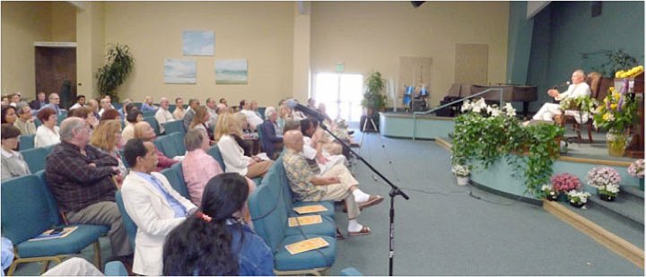 Encinitas2.jpg - Still in southern California, Dr Nader was welcomed in Encinitas where he gave his introductory seminar on the Ramayan in Human Physiology to a group of 100 people who practise Transcendental Meditation.