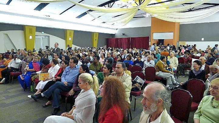 SF3.jpg - A second New Paradigm event held in Milpitas drew a crowd of nearly 400 to the lecture, filling the hall to capacity. The group at this event was primarily Indo-Americans who were hearing about Maharishi Vedic Science for the first time.