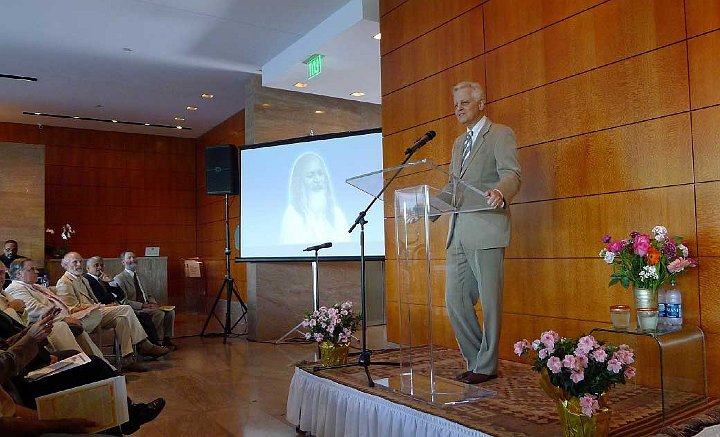 19.jpg - At 2000 Tower Oaks Boulevard in the Washington DC area, an advanced ?green? corporate building designed according to the principles of Maharishi Vastu (Vedic Architecture), Jeffrey Abramson hosted a group of 70 people who practise Transcendental Meditation.