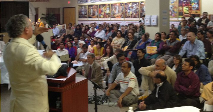 B04.jpg - A group of 180, mostly Indo-Americans, attended the New Paradigm talk in Billerica, a small town not far from Boston, Massachusetts. The audience was very interested in Dr Nader?s scientific approach to their Vedic heritage.