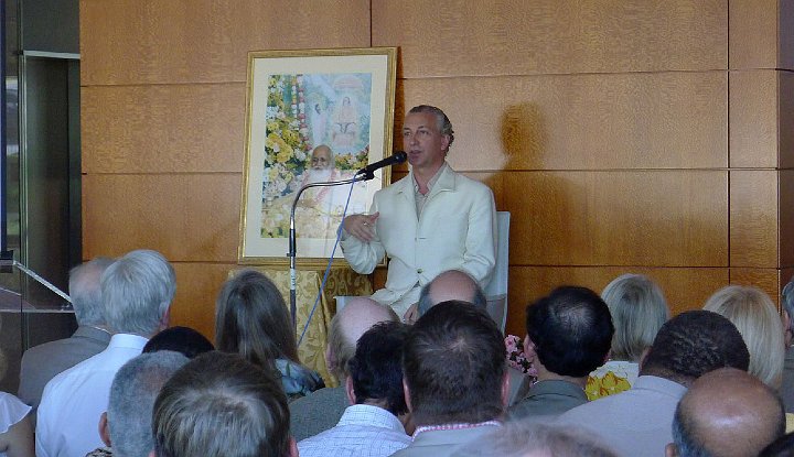 P1040780.jpg - During the three-hour seminar Dr Nader went deeply and specifically into the correlations between the human physiology and the great epic of Vedic literature, the Ramayana.