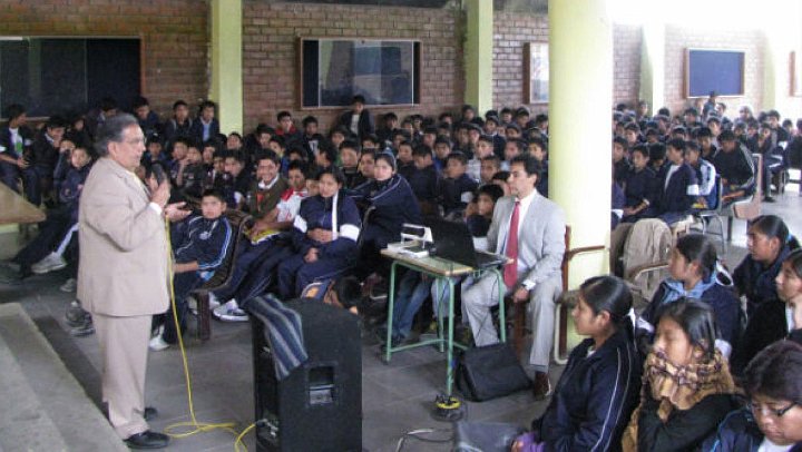 11_Peru.jpg - Dr Pedro Ojeda gives an advanced talk following the group practice of Transcendental Meditation.