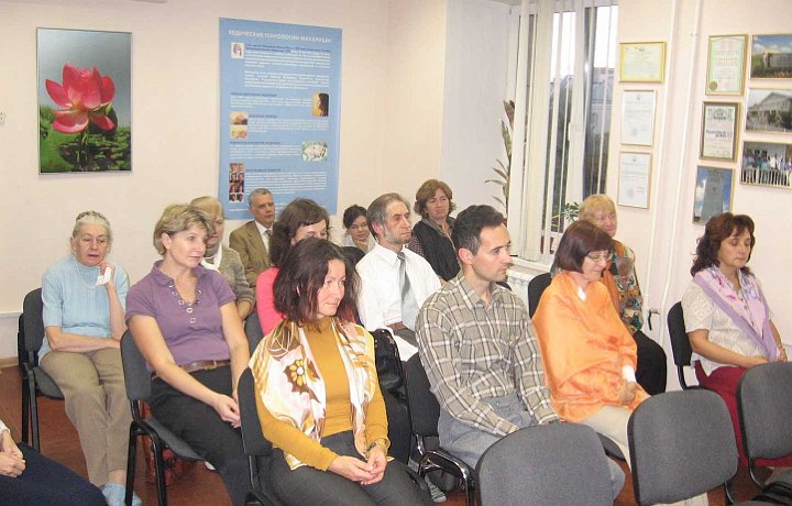 20_russia.jpg - 15 November 2013For over two years the Maharishi Invincibility Centre in Moscow has been used for teaching Transcendental Meditation, for courses in Maharishi's technologies of consciousness, and for group practise of Transcendental Meditation.