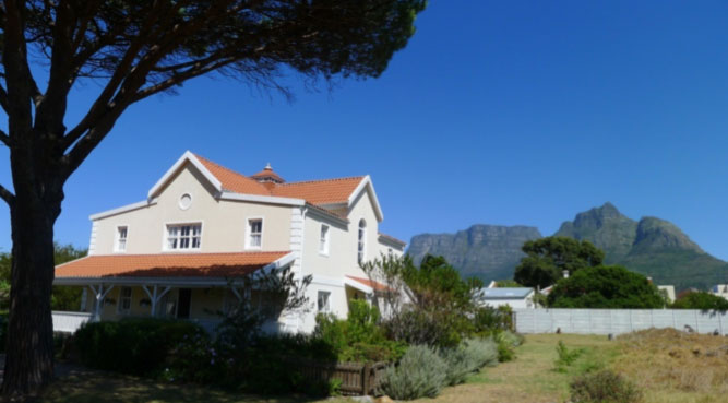 CapeTown10.jpg - The Maharishi Vastu home of Nigel and Dori Khan is located in a beautiful area of Cape Town.