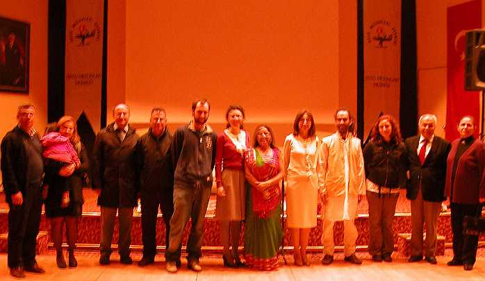 05REsh--Ankara-2.jpg - Reshma Shrivastava Pizanis with organizers and supporters after a conert in Turkey.