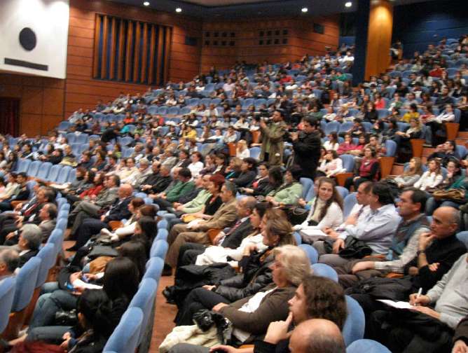 007-Dinezli.jpg - Recent events in Turkey included a 2012 presentation on Transcendental Meditation at a large university in Denezli. There was a lively question period, much enjoyed by the speaker, Dr Bevan Morris.