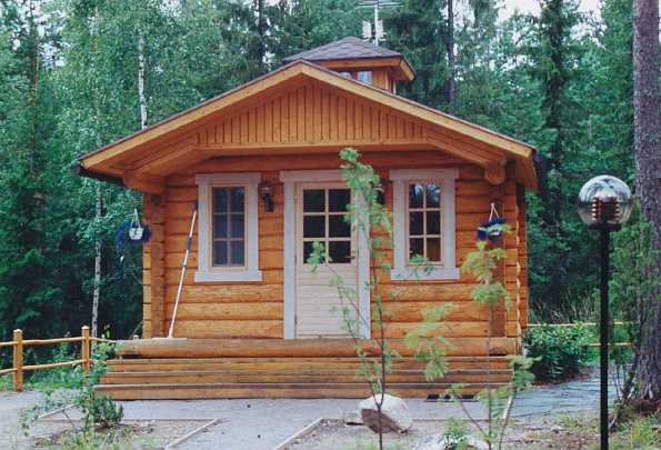 44.jpg - Small log Vastu house in forested area.
