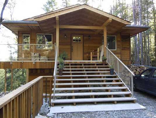 54.2.jpg - Canada: This house of 60 square metres (640 square feet) is built of solid wood.