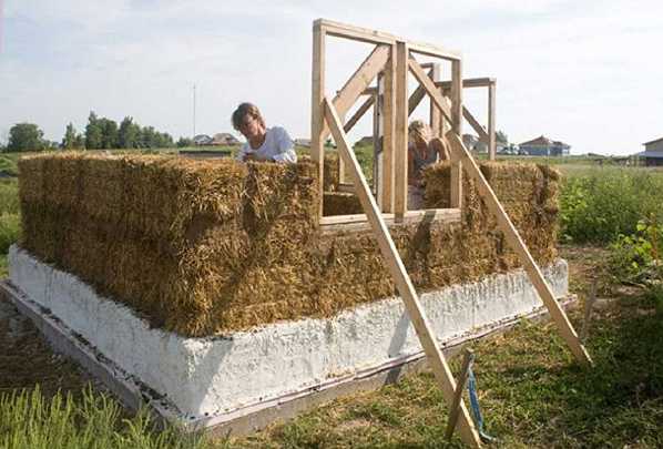 56.jpg - Fairfield, Iowa, USA: The house was built of straw bales stacked on a pressed corn cob base. She and her friends, all unskilled, built the house for only a few hundred dollars.