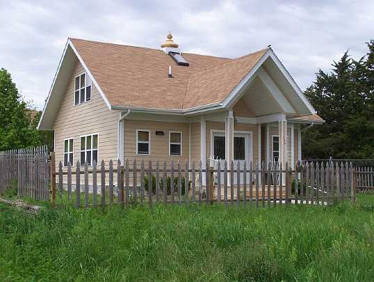 58.jpg - Fairfield, Iowa, USA: This house of 84 square metres (900 square feet) includes a loft upstairs.