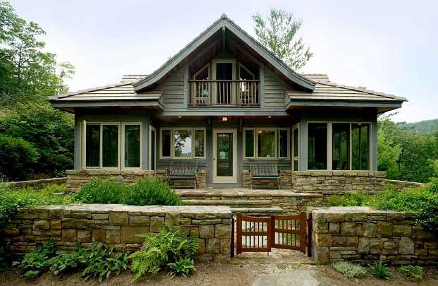 61.jpg - North Carolina, USA: This 74.3 square metres (800 square feet) home was built for a family with five children. While tiny, it is beautifully finished and is surrounded by a stone Vastu wall.